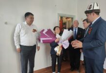 В Аламудунском аймаке блокаднице Ленинграда вручили ключи от двухкомнатной квартиры