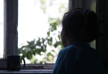 Кызыл камчы жолдошунун зомбулугуна чыдап келе жаткан Акберметтин окуясы