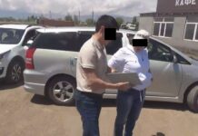 Эсептөө палатасынын аймактык бөлүмүнүн кызматкери 100 миң сом алып жаткан жеринен кармалды