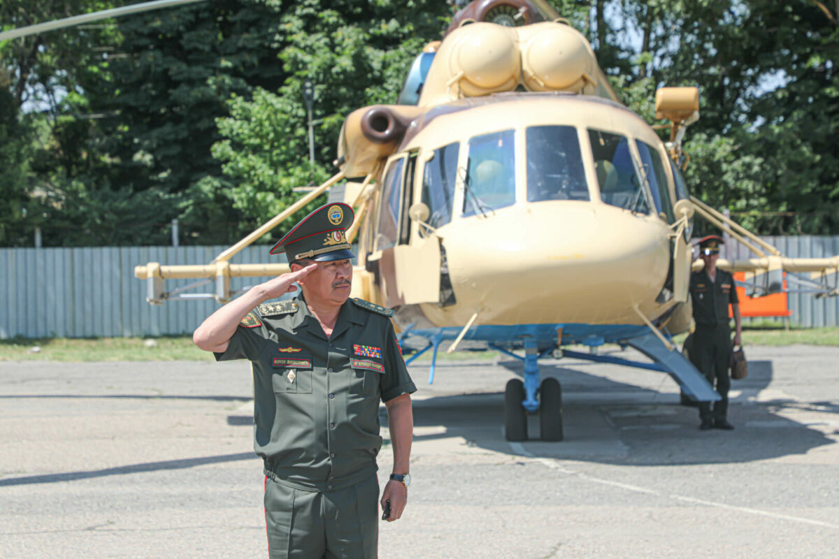 02 1 Кыргызстан закупил в России новый вертолет Ми-17 - фото