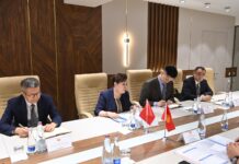 Ду Дэвэнь айым Улан Ниязбековго эл аралык форумга катышууга чакыруу кагазын тапшырды