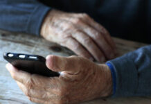 Глава Минэнерго заявил, что готов купить смартфоны пенсионерам, у которых их нет