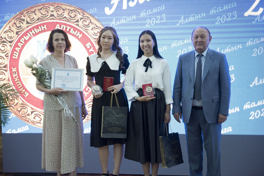 1687533516 В Бишкеке прошел традиционный бал медалистов