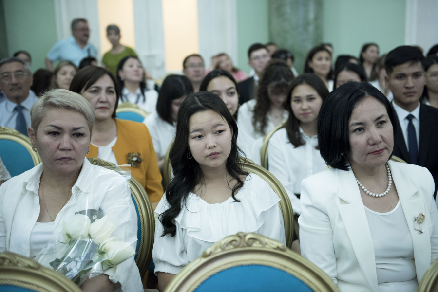 1687533584 В Бишкеке прошел традиционный бал медалистов