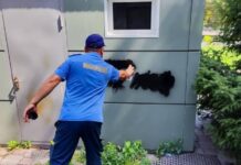 Милиция в Бишкеке вышла на рейд: закрашивает рекламу наркотиков на зданиях