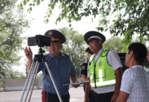 Октябрь Урмамбетов ЖКККББнын кызматкерлеринин кызмат өтөөсүн текшерди