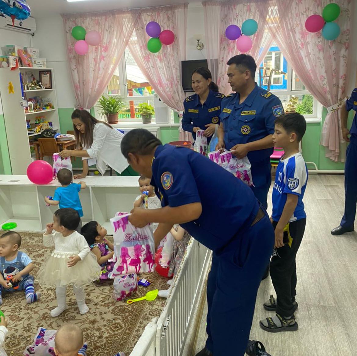 2 Сотрудники МЧС навестили воспитанников детского дома в Бишкеке - фото