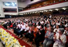 Садыр Жапаров наградил видных финансистов страны