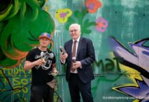 Президент Германии в Бишкеке встретился с художниками граффити и оставил надпись «Рахмат» на стене