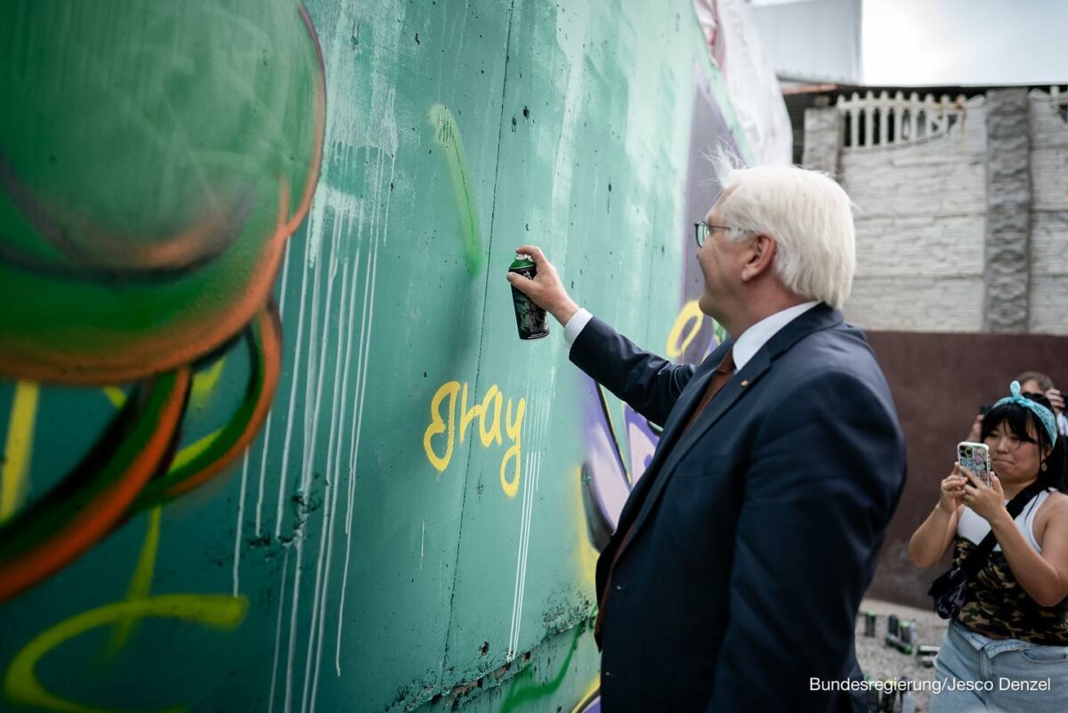 357120177 649522237202906 4591389410236878597 n Президент Германии в Бишкеке встретился с художниками граффити и оставил надпись "Рахмат" на стене