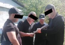 Жалал-Абадда прокуратуранын тергөөчүсү пара алып жаткан жеринен кармалды