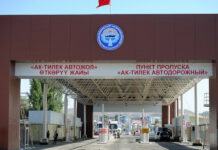 На кыргызско-казахской границе скопление машин. В Погранслужбе назвали причину