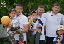 Члены сборной КР по футболу навестили воспитанников детдома — фото