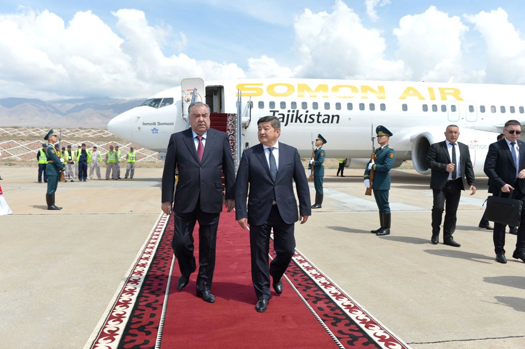 64798086813f4 Эмомали Рахмон прибыл в Кыргызстан для участия в саммите ЕС - ЦА