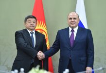 Акылбек Жапаров встретился в Сочи с Мишустиным