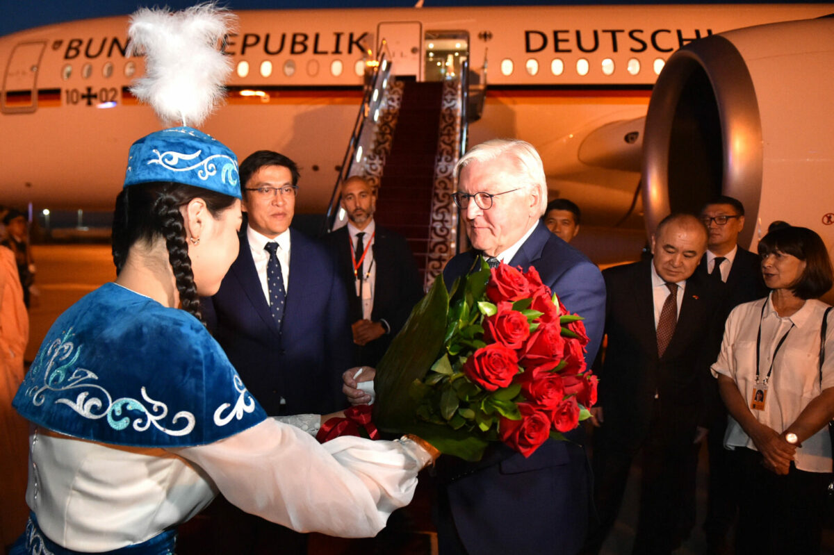 64931d76755d5 Президент Германии прибыл в Кыргызстан с официальным визитом