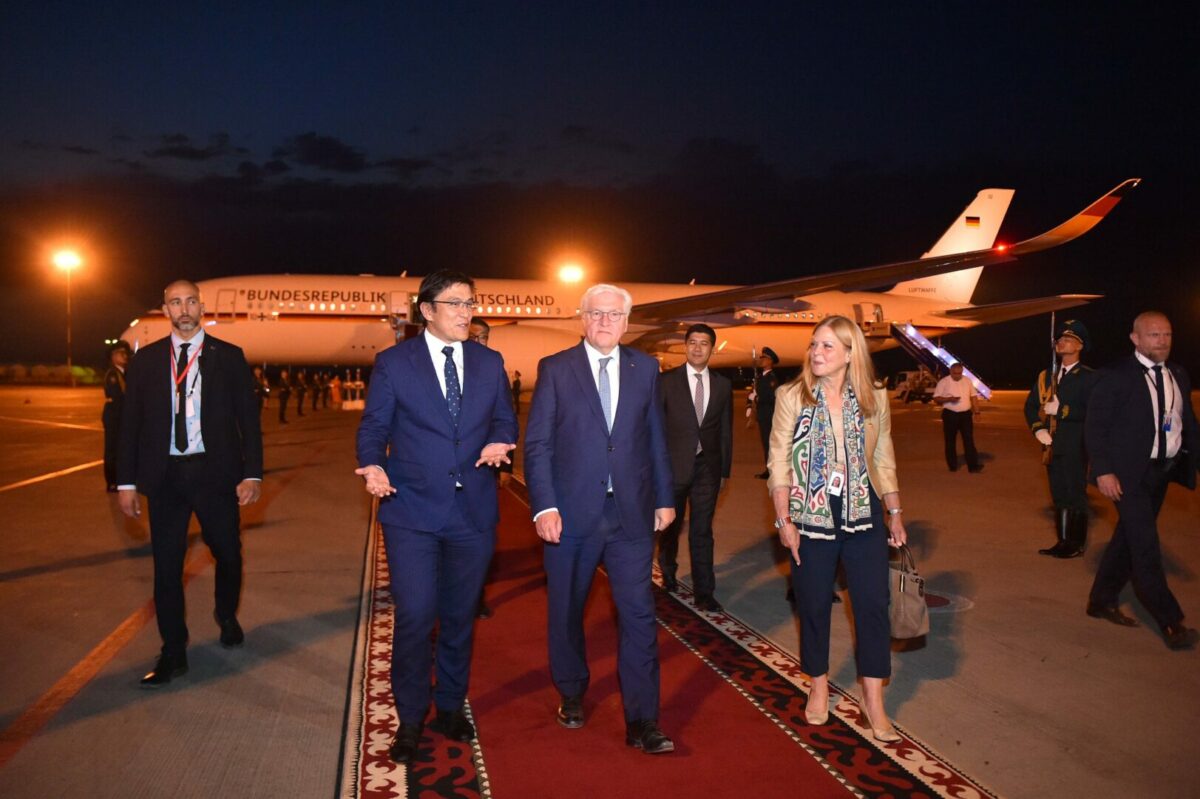 64931d8241de8 Президент Германии прибыл в Кыргызстан с официальным визитом