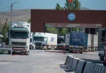 На КПП «Ак-Тилек» вновь скопление грузовиков. В Погранслужбе назвали причину