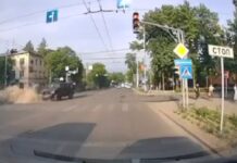 В Бишкеке военный бронеавтомобиль врезался в минивэн — видео