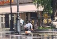 В центре Бишкека девушка помыла голову в фонтане — видео