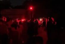 В селе Селекционное две недели нет воды, жители перекрыли дорогу