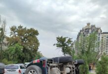 В Бишкеке после столкновения с легковушкой опрокинулся внедорожник — фото