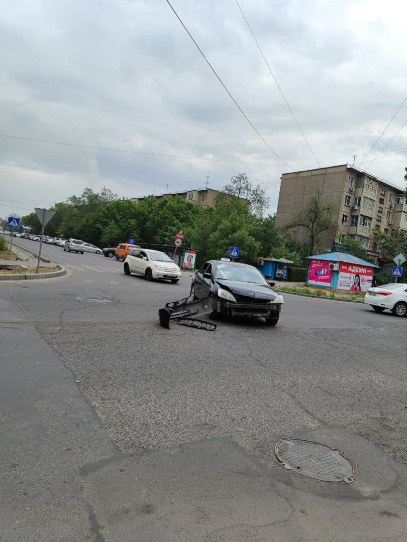 IMG 20230614 130019 356 В Бишкеке после столкновения с легковушкой опрокинулся внедорожник - фото