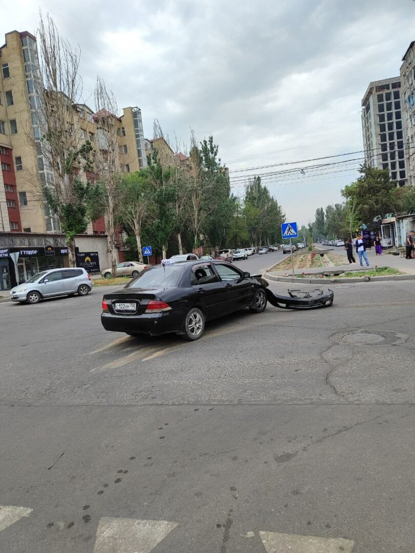 IMG 20230614 130019 604 В Бишкеке после столкновения с легковушкой опрокинулся внедорожник - фото