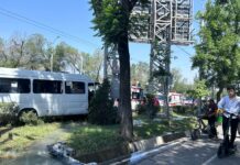 В Бишкеке маршрутка врезалась в рекламный щит, есть пострадавшие