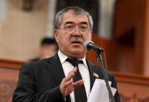 «Опозорил на весь мир». Депутат возмущен, что артист выступал с дулькой на голове