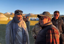 Акылбек Жапаров встретился с организаторами MadWay Rally и прокатился на «монстр-траке»