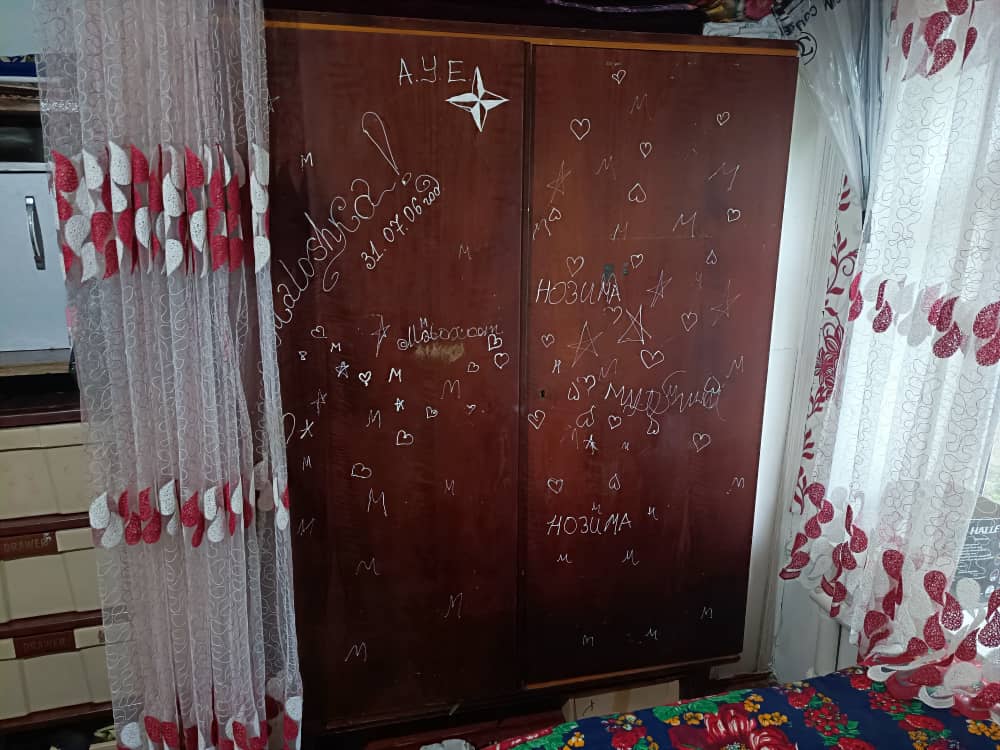 d7dce45c 96e7 47a5 91b4 11ebd68e0cc1 1 В Кызыл-Кие выпускницы повесили флаг ИГИЛ в школе и разрисовали стены
