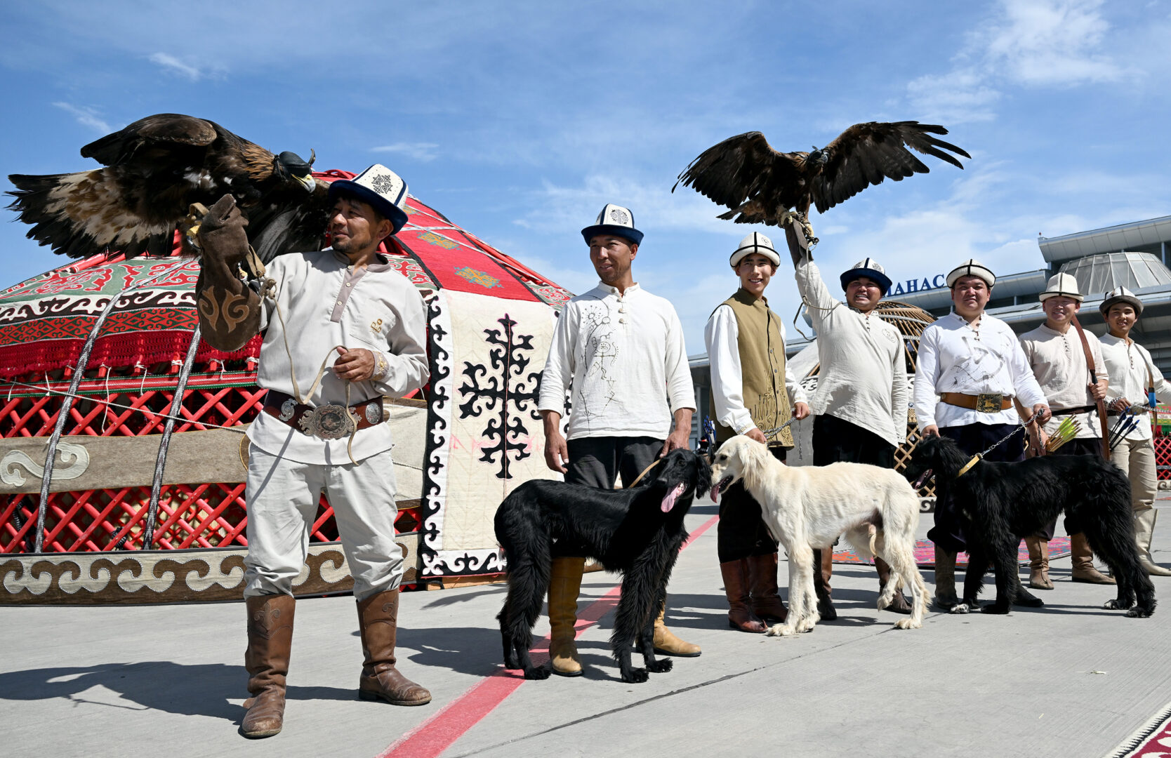 dos 4089 Эмир Катара впервые с госвизитом прибыл в Кыргызстан - фото