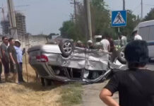 В Бишкеке после ДТП перевернулась легковушка — видео