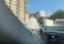 В Бишкеке посреди дороги бьет фонтан — прорвало трубу