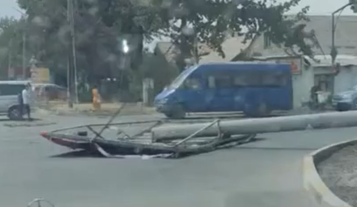 image 16 12 В Бишкеке на дорогу упал столб с рекламным щитом - видео