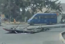 В Бишкеке на дорогу упал столб с рекламным щитом — видео