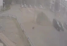 Ветер сорвал покрытие детской площадки вместе с ребенком и отбросил на несколько метров