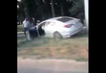 В Бишкеке в результате ДТП машина вылетела на газон — видео