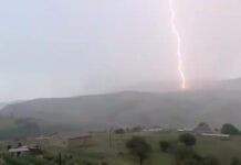 В Аксы молния около 10 раз ударила в одно место — видео