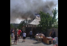 В «Арча-Бешике» горит дом, жители спасают свое имущество — видео
