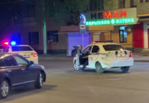 В Бишкеке Mazda врезалась в машину УПСМ, скрываясь от погони. Водитель сбежал