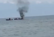 На Иссык-Куле посреди озера загорелась лодка