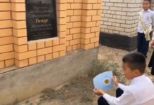 Трогательное видео: школьник пришел на могилу отца показать грамоту