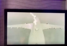 Молния ударила в самолет, летящий из Владивостока в Москву — видео