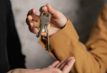 Пока женщина лечилась в больнице от онкологии, мошенники продали ее квартиру