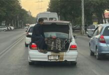 Пакистанец ехал в багажнике, придерживая двигатель. Водителя оштрафовали на 5,5 тыс.