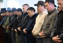 Президент Чолпон-Атадагы мечитте Курман айт майрамына карата намаз окуду