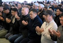 Садыр Жапаров принял участие в праздничном Айт намазе в мечети Чолпон-Аты