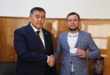 Ташиев вручил первый паспорт бишкекчанину, который не знал свою настоящую фамилию